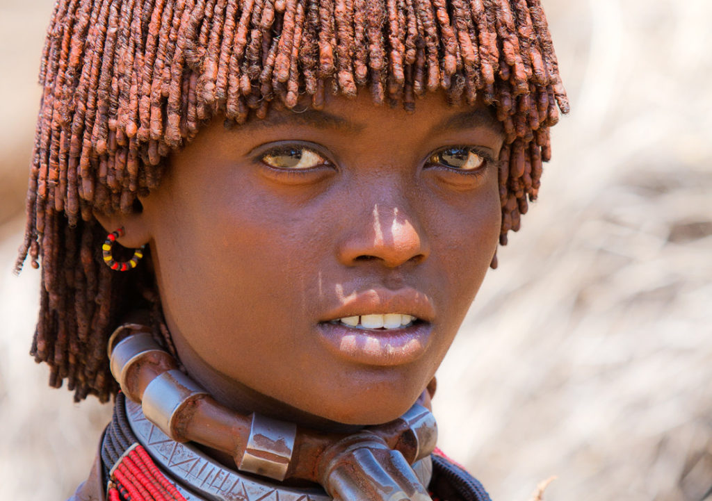 adolescente etiope de la tribu hammer