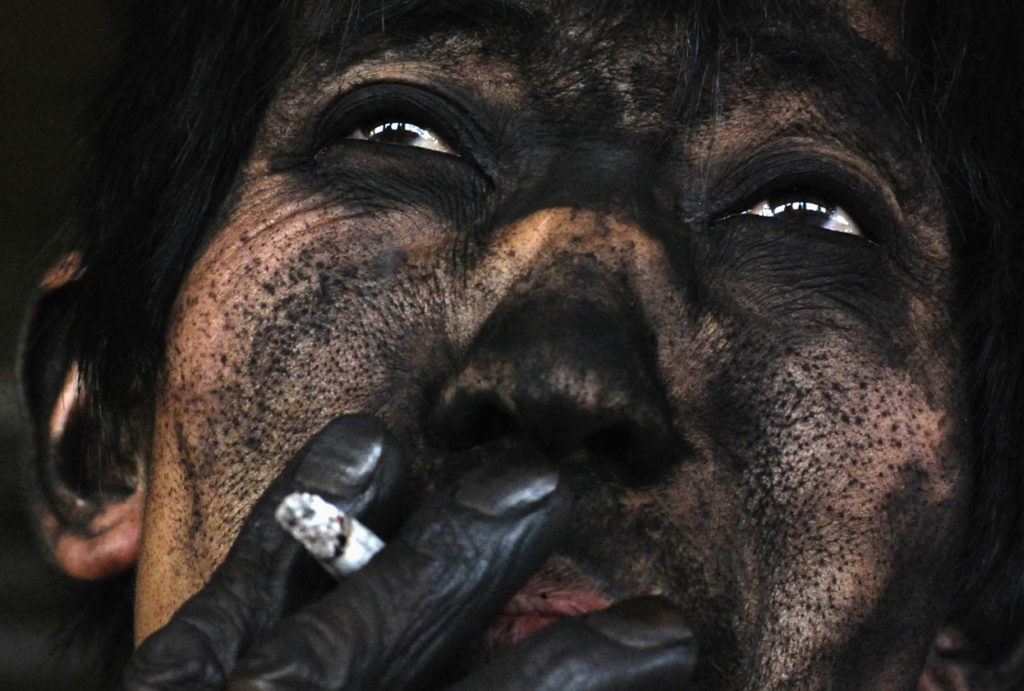 la cara de un minero chino de carbón