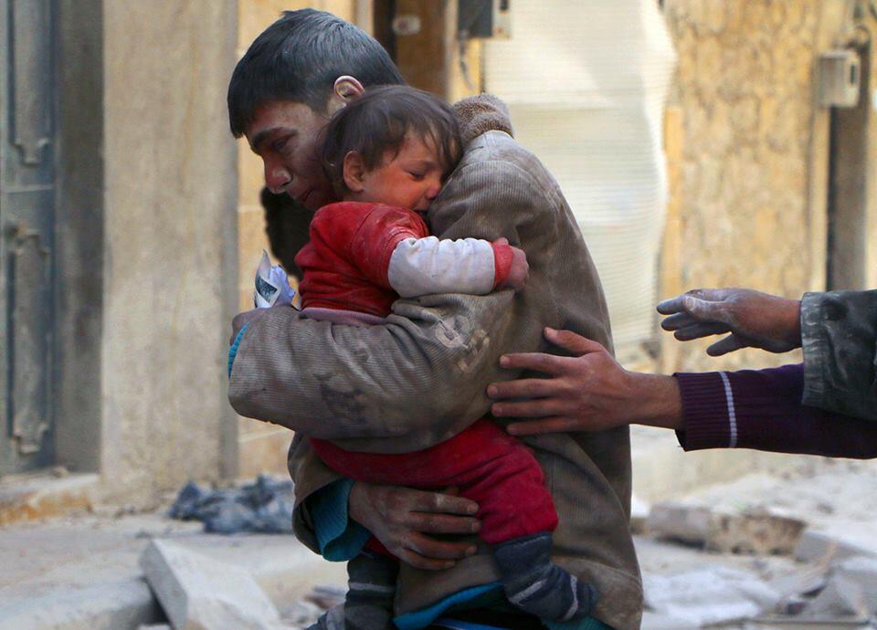 niño rescata hermana en siria